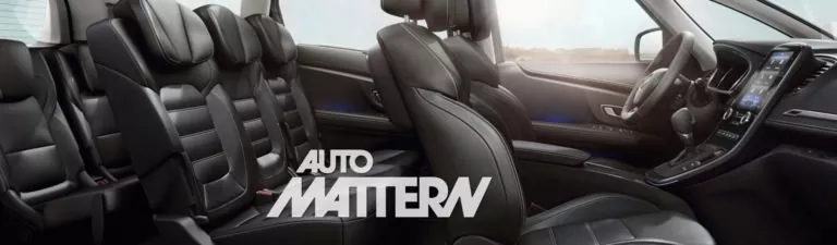 Das Innere eines modernen Autos mit drei Reihen schwarzer Ledersitze, einem eleganten Armaturenbrett, Touchscreen-Bedienelementen und Sonnenlicht, das durch die Fenster fällt. Die Worte AUTO MATTER sind in großer weißer Schrift eingeblendet.