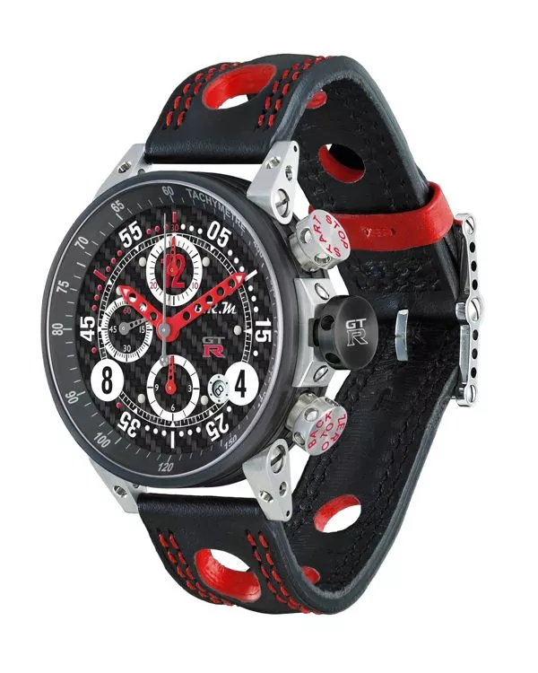 Eine sportliche GT-R B.R.M. Armbanduhr mit schwarzem und rotem perforiertem Lederarmband, einem detaillierten schwarzen Zifferblatt mit mehreren Hilfszifferblättern, weißen Ziffernmarkierungen, silbernen Beschlägen, auffälligen Knöpfen und einer GT-R Gravur auf der Krone.