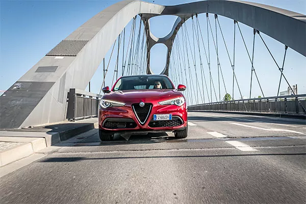 Alfa Romeo Stelvio rot