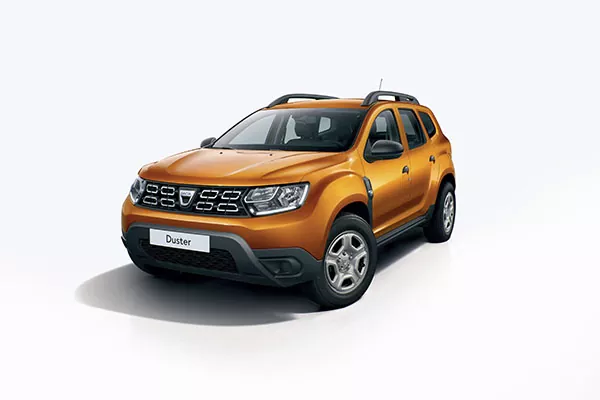 Ein orangefarbener Dacia Duster Geländewagen ist auf einem weißen Hintergrund geparkt und leicht nach links ausgerichtet. Das Fahrzeug hat ein modernes Design mit Dachreling und markantem Kühlergrill.