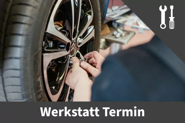 Eine Person arbeitet an einem Autorad und zieht die Schrauben fest. Das Bild zeigt ein Schraubenschlüssel- und Schraubenziehersymbol, den deutschen Text Werkstatt Termin und hebt die Auto Mattern Servicewerkstatt hervor.