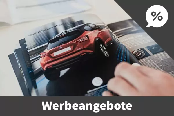 Eine Hand blättert in einer Zeitschrift mit einer roten Autowerbung von Auto Mattern. In der oberen rechten Ecke befindet sich ein Rabattsymbol, und unten steht das Wort "Werbeangebote".