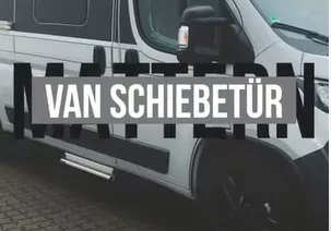 Ein weißer Lieferwagen mit schwarzen Details ist auf einer gepflasterten Fläche geparkt. Ein großer fetter Text in deutscher Sprache überlagert das Bild: VAN SCHIEBETÜR-perfekt mit Zuziehhilfe Wohnmobil für komfortables Schließen der Tür.