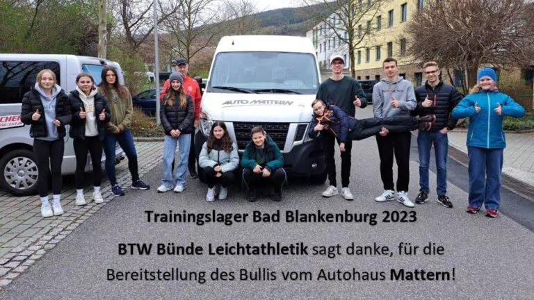 Eine Gruppe von dreizehn jungen Leuten posiert und lächelt vor einem weißen Transporter auf einer Straße. Der Text dankt dem Autohaus Mattern für die Bereitstellung des Transporters für das BTW Bünde Leichtathletik Trainingslager 2023 in Bad Blankenburg.