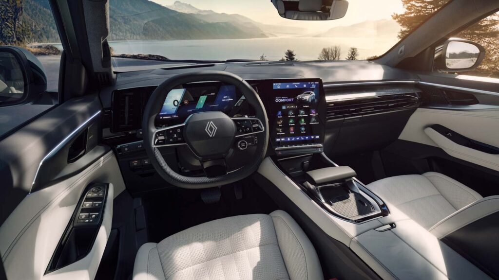 Moderner Innenraum mit digitalem Armaturenbrett, großem zentralen Touchscreen, Ledersitzen und Blick auf See und Berge durch die Windschutzscheibe. Der Innenraum zeichnet sich durch schlanke, moderne Designelemente aus.