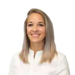 Eine Frau mit glattem, schulterlangem blondem Haar und weißer Bluse lächelt in die Kamera vor einem schlichten weißen Hintergrund - ideal für Ihre Auto Mattern Karriere Jobs oder Serviceassistentin Bewerbung.