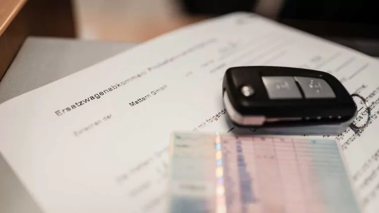 Führerschein und Schlüssel auf Papier