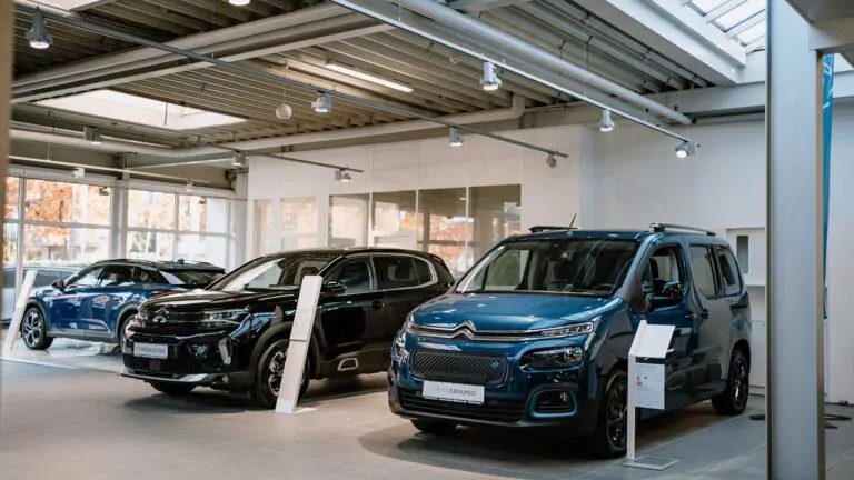 zwei Fahrzeuge in Ausstellungshalle