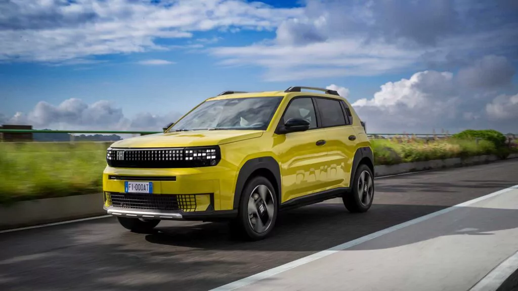 Fiat Panda Grande Gelb Straße blauer Himmel