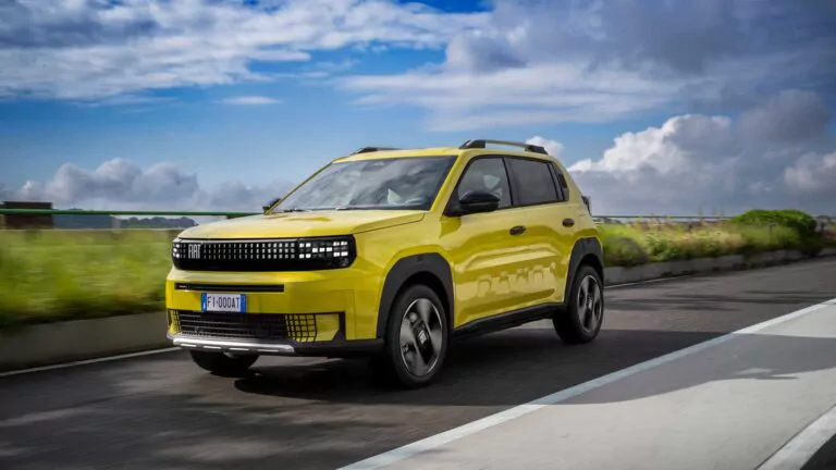 Fiat Panda Grande Gelb Straße blauer Himmel