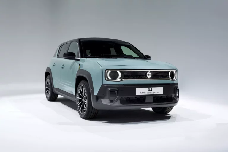 Renault vor weißen Hintergund