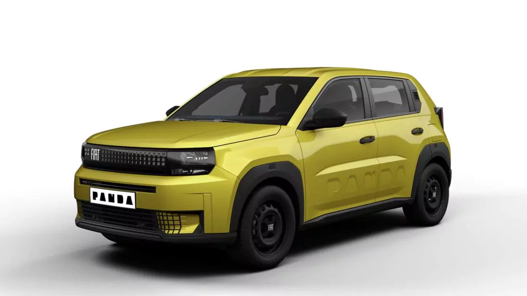 Ein gelber Fiat Grande Panda, ein kompakter Geländewagen mit schwarzen Akzenten, schwarzen Rädern und dem Schriftzug PANDA an der Seite, von vorne links gesehen vor einem weißen Hintergrund.