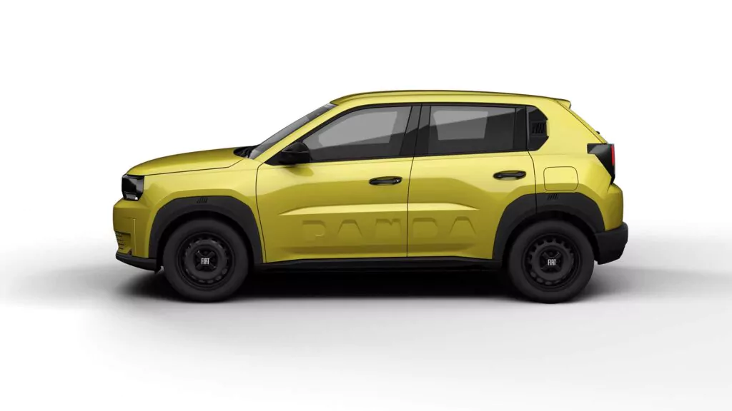 Ein gelber Fiat Grande Panda, ein kompakter Geländewagen, ist im Profil vor einem weißen Hintergrund zu sehen. Das Fahrzeug hat schwarze Zierleisten, schwarze Räder und das Wort "PANDA" ist seitlich in die Türen eingeprägt.