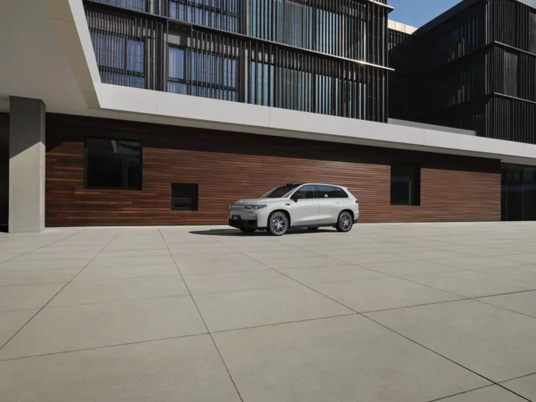 Leapmotor C10 vor einem Haus