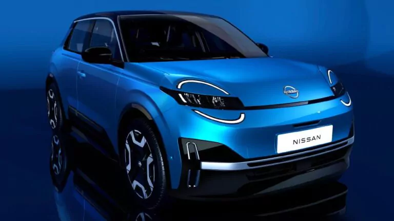 Neuer Nissan Micra vor blauen Hintergrund