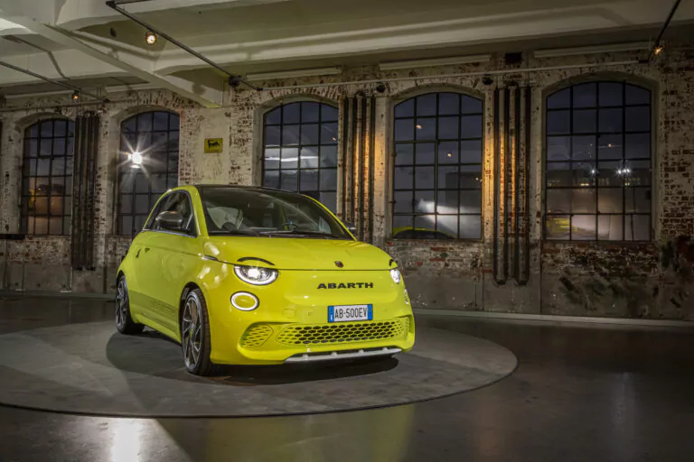 Abarth in Fabrikhalle