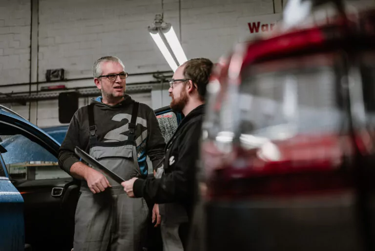 Zwei Werkstattmitarbeiter im Gespräch in der Werkstatt