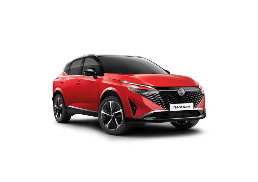 Ein roter Nissan Qashqai N-Connecta SUV ist auf weißem Hintergrund zu sehen, wobei die Front und die Seite schräg hervorgehoben werden. Das Auto hat schwarze Akzente, schlanke Scheinwerfer und moderne Leichtmetallräder.