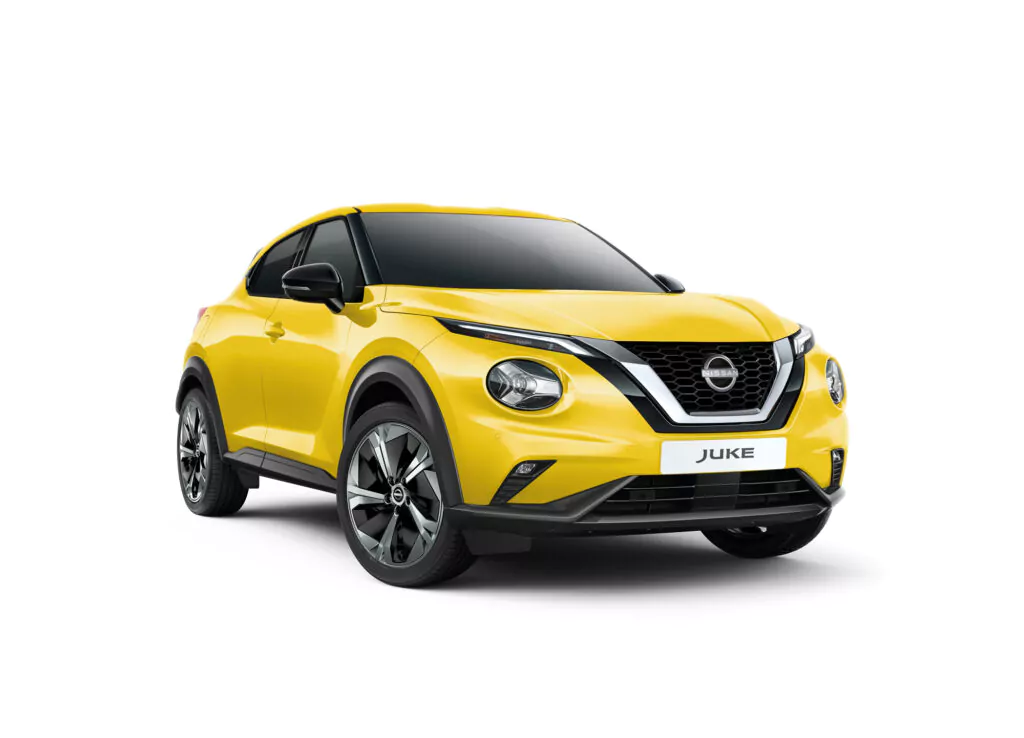 Ein gelber Nissan JUKE N-CONNECTA wird von vorne links auf weißem Hintergrund gezeigt, mit schwarzen Akzenten, großen Leichtmetallrädern und dem JUKE-Schriftzug auf dem Frontgrill. Entdecken Sie aktuelle Nissan JUKE N-CONNECTA Angebote.