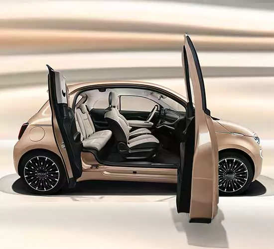 Ein beiger Kleinwagen mit geöffneten vorderen und hinteren Türen auf der Fahrerseite, einem geräumigen hellen Innenraum und schwarzen Leichtmetallrädern vor einem verschwommenen beigen und weißen Hintergrund.