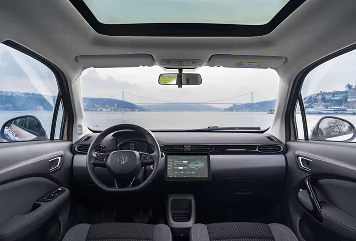 Leapmotor T03 Innenraum mit digitalem Cockpit, zentralem Touchscreen und Panoramaglasdach