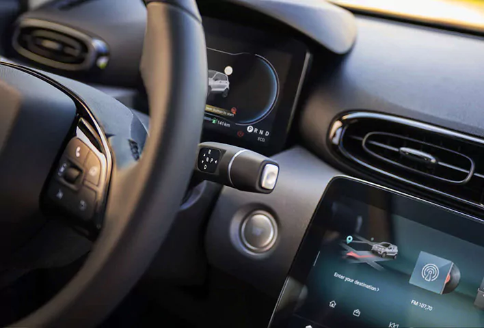 Innenansicht des Cockpits eines Leapmotor T03 mit dem digitalen Kombiinstrument, den Bedienelementen am Lenkrad und einem zentralen Touchscreen-Navigationsdisplay.