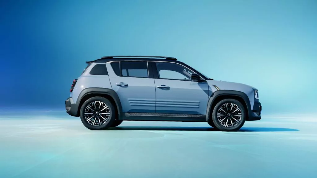 Ein hellblauer Kompakt-SUV wird im Profil vor einem sanften blauen Hintergrund mit Farbverlauf gezeigt, der sein modernes Design und die schwarzen Leichtmetallräder hervorhebt - perfekt für das bevorstehende Aktionswochenende.