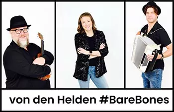Drei Personen posieren auf verschiedenen Tafeln für das Aktionswochenende. Die linke zeigt einen bärtigen Mann mit Hut und Geige, die mittlere eine lächelnde Frau mit verschränkten Armen und die rechte einen Mann mit Akkordeon. Text: "von den Helden #BareBones.