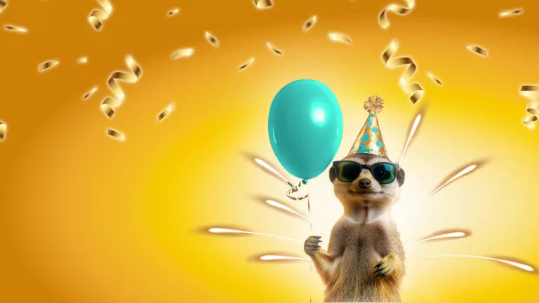 Ein Erdmännchen mit Sonnenbrille und einem Partyhut hält einen blauen Luftballon.