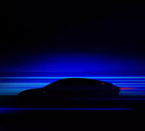 Ein schnittiges Auto ist in der Silhouette vor einem dunklen Hintergrund zu sehen, wobei blaue und violette Lichtstreifen ein Gefühl von Bewegung und Geschwindigkeit vermitteln.