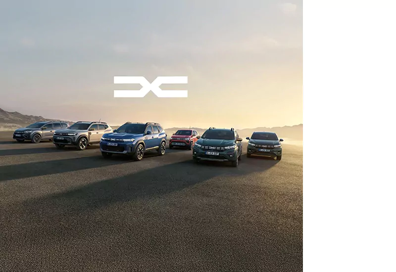 Sechs Geländewagen sind nebeneinander auf einer offenen, flachen Fläche bei Sonnenuntergang geparkt. Die Fahrzeuge sind nach vorne gerichtet, mit Hügeln im Hintergrund und dem DX-Logo über ihnen im Himmel.