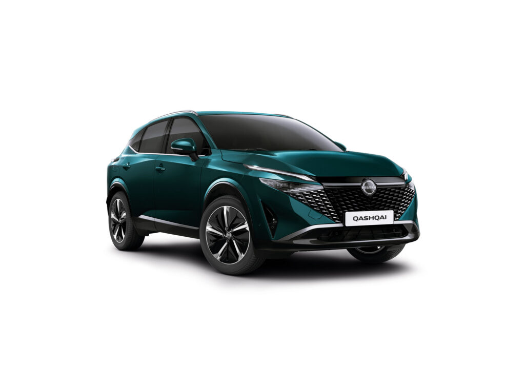 Ein tealfarbener Nissan Qashqai N-Connecta SUV ist auf einem weißen Hintergrund abgebildet, von vorne links gesehen. Das Fahrzeug verfügt über elegante Scheinwerfer, schwarze Akzente und markante Leichtmetallräder.