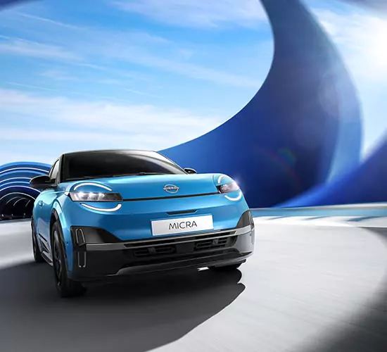 Ein blauer Nissan Micra fährt auf einer modernen, kurvigen Straße mit abstrakten blauen Strukturen und einem hellen Himmel im Hintergrund.