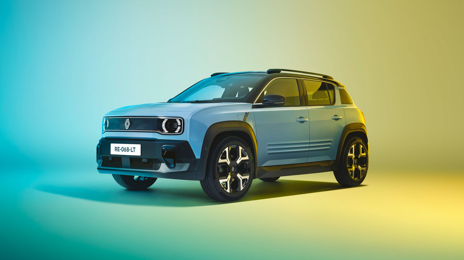 Ein hellblauer Renault Geländewagen mit schwarzen Akzenten parkt auf einem Boden mit Farbverlauf und blauer und gelber Beleuchtung, von der linken Vorderseite aus gesehen. Der Hintergrund weist ebenfalls einen blau-gelben Farbverlauf auf.