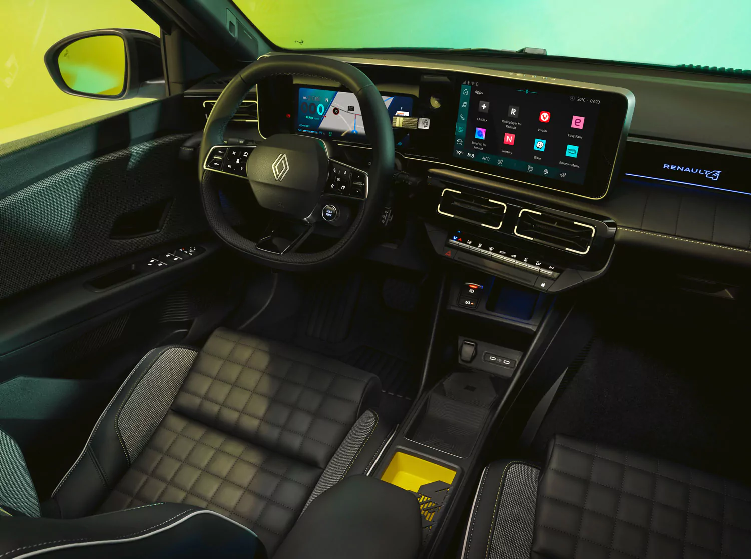 Der Innenraum eines modernen Renault Fahrzeugs mit digitalem Armaturenbrett, großem zentralen Touchscreen, gesteppten schwarzen Sitzen und Ambientebeleuchtung in einem eleganten, technikorientierten Design.