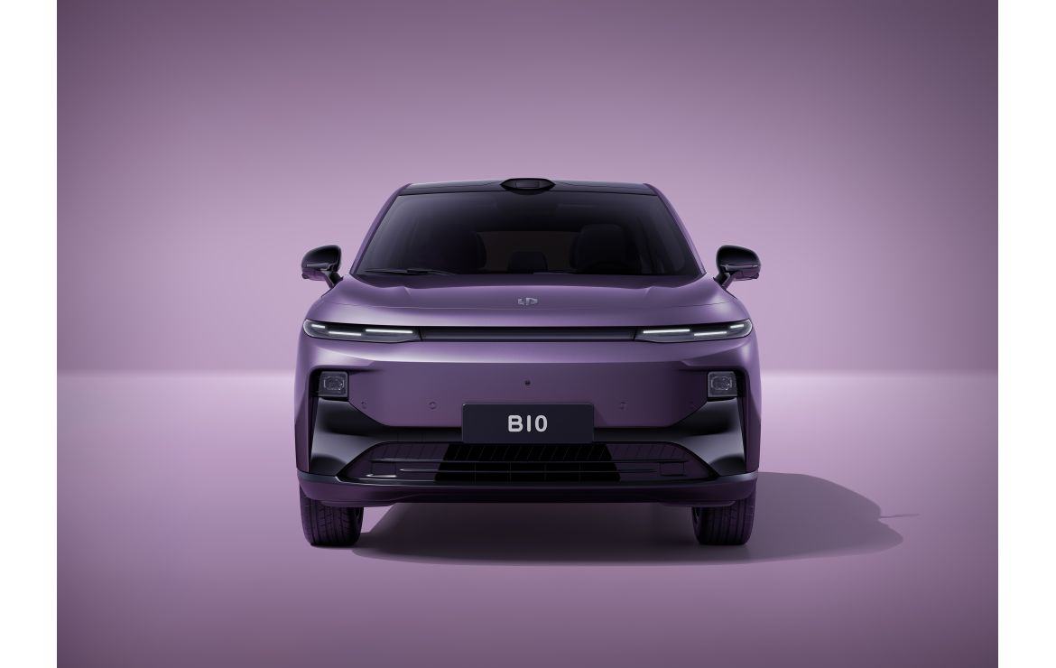 Frontansicht eines eleganten, modernen, violetten Elektroautos mit minimalistischem Design, schmalen Scheinwerfern und einem Nummernschild mit der Aufschrift B10 vor einem passenden violetten Hintergrund.