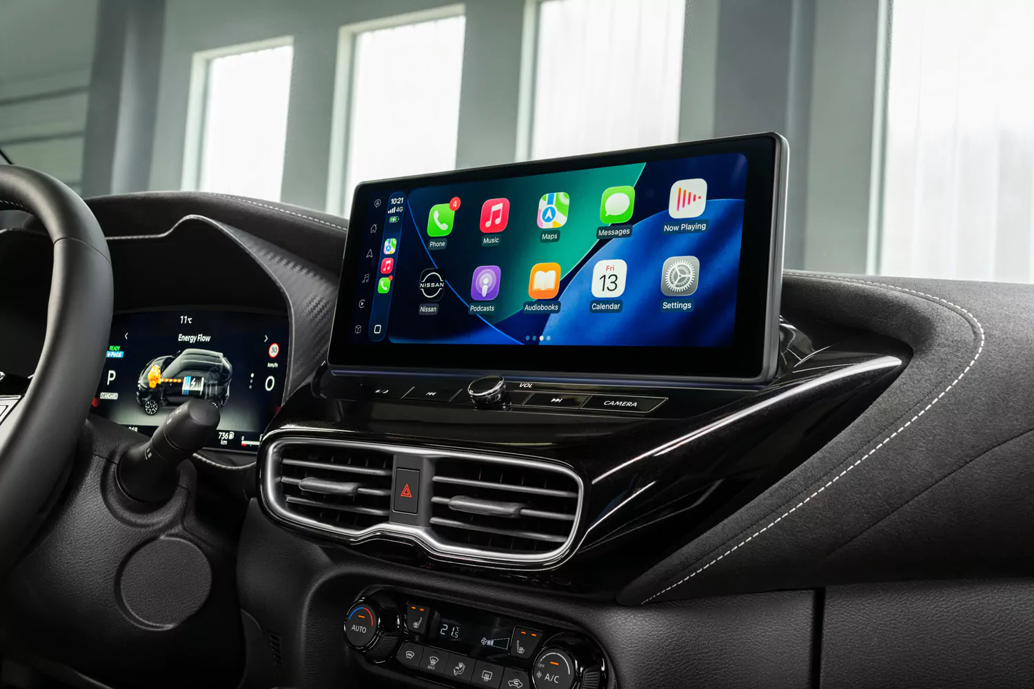 Ein Armaturenbrett mit einem großen Touchscreen-Display, auf dem Smartphone-Apps – darunter Musik, Nachrichten, Navigation und Kalender – neben digitalen Instrumenten und Lüftungsdüsen angezeigt werden, wie es im aktuellen Nissan Juke N-Connecta-Angebot zu sehen ist.