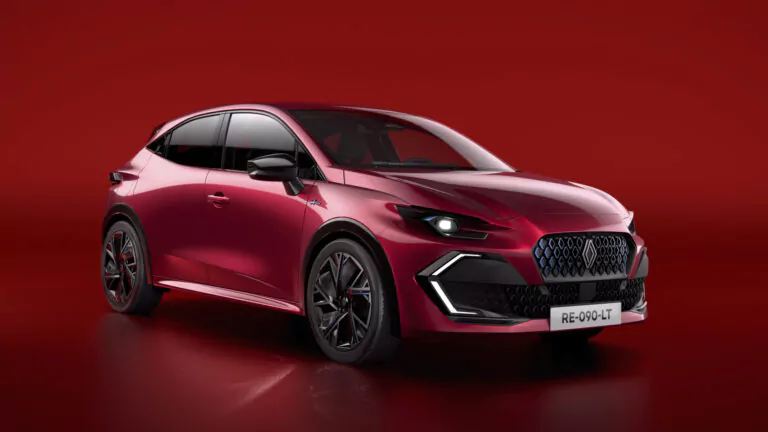 Ein schnittiges, modernes rotes Schrägheckauto mit schwarzen Leichtmetallrädern, scharfen Scheinwerfern und einem markanten Kühlergrill mit dem Nummernschild RE-090-LT wird vor einem glänzenden roten Hintergrund gezeigt.