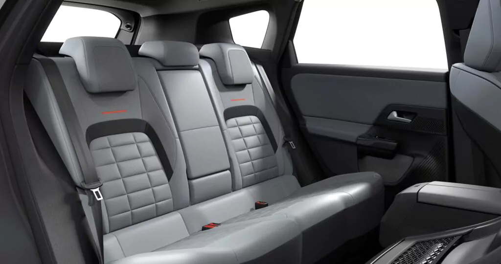 Modernes Fahrzeuginterieur mit drei hellgrauen Ledersitzen, gesteppten Sitzmustern, Kopfstützen und roten Akzentnähten sowie einer glatten Türverkleidung und Armlehne.