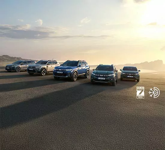 Fünf Geländewagen sind nebeneinander in einer offenen, leeren Landschaft bei Sonnenaufgang oder Sonnenuntergang geparkt, mit Bergen im Hintergrund und einem klaren Himmel darüber. Zwei kleine Symbole sind in der unteren rechten Ecke des Bildes zu sehen.