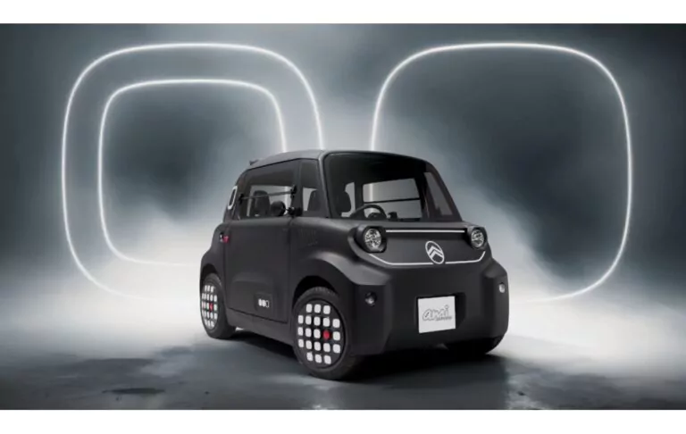 Ein kompaktes, schwarzes Citroën Ami-Elektroauto wird in einer futuristischen Umgebung mit beleuchteten quadratischen Lichtformen und einer nebligen Atmosphäre im Hintergrund gezeigt.