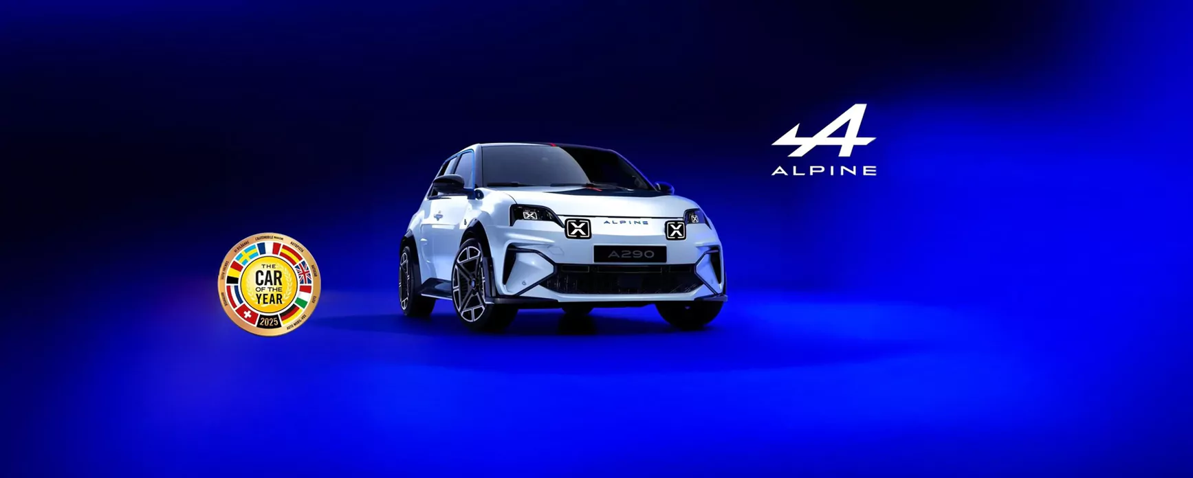 Ein weißer Alpine A290 ist auf blauem Hintergrund zu sehen, daneben das Alpine A-Pfeil-Logo und eine Plakette mit der Auszeichnung "Auto des Jahres".