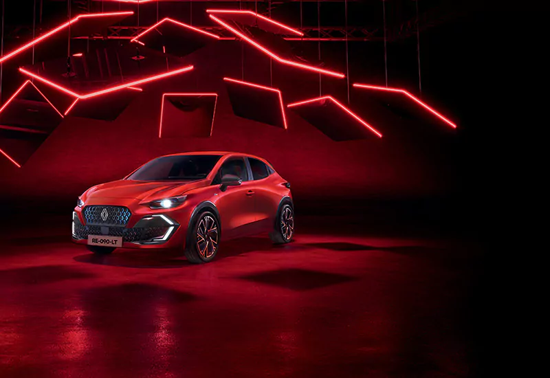 Ein rotes MG-Auto wird in einem dunklen Raum präsentiert, über dem geometrische rote Neonlichter hängen, die eine moderne und futuristische Atmosphäre schaffen.