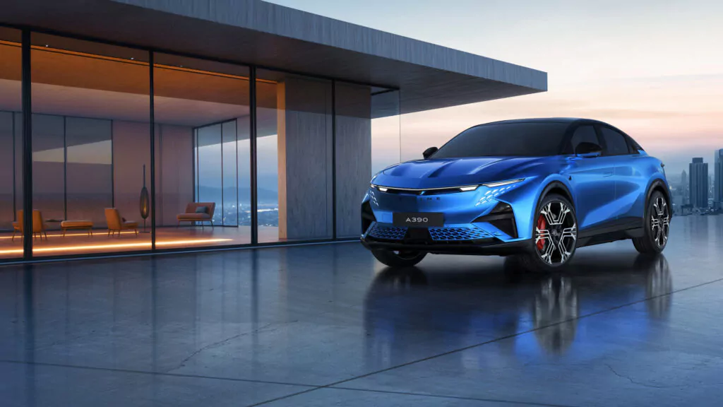 Eine Alpine A390- bei Sonnenuntergang auf einer Betonterrasse vor einem modernen Haus.