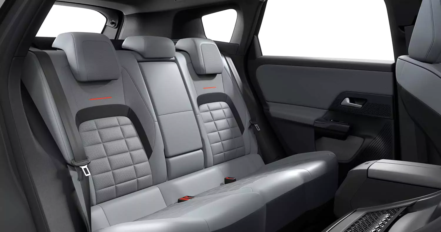 Das Bild zeigt die Rücksitze eines modernen Fahrzeugs mit grauen Lederbezügen mit Steppmuster, drei Kopfstützen, roten Akzentlinien und eleganten Türverkleidungen. Das Design wirkt geräumig und zeitgemäß.