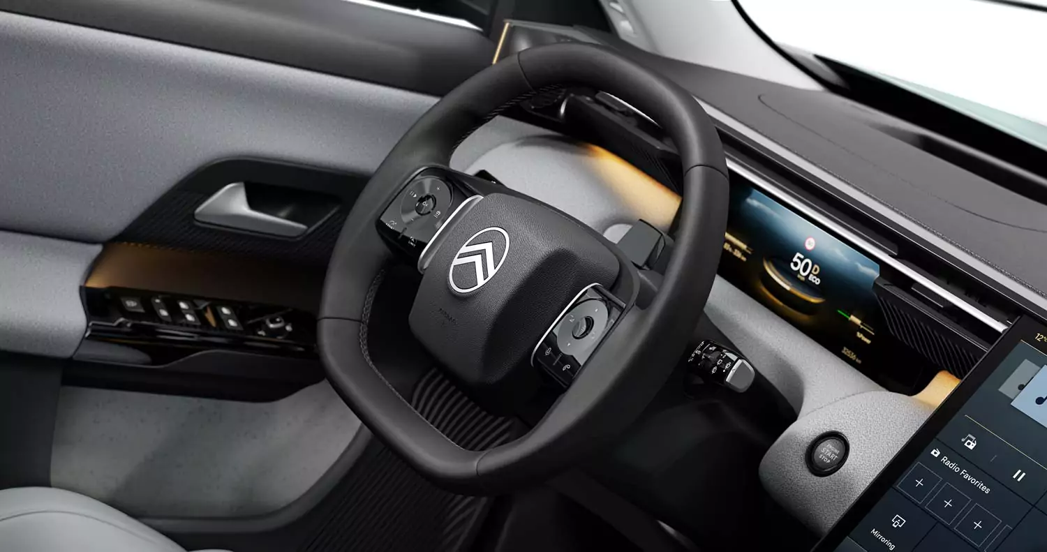 Nahaufnahme des Innenraums eines modernen Autos mit dem Lenkrad mit Citroën-Logo, dem digitalen Armaturenbrett, das die Geschwindigkeit anzeigt, und den Bedientasten an den Türen und am Lenkrad.