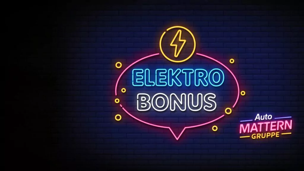 Neonschild mit einer Sprechblase mit der Aufschrift ELEKTRO BONUS in Blau und Weiß, darüber ein gelbes Blitzsymbol und Auto MATTERN GRUPPE in Rot und Gelb, auf einem dunklen Backsteinmauer-Hintergrund.