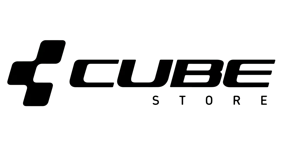 Logo für CUBE STORE mit einem stilisierten, schwarzen, geometrischen Design links neben dem fetten, schwarzen Text CUBE STORE auf transparentem Hintergrund - perfekt für die Bewerbung Ihrer Veranstaltung Tag der offenen Tür März 2026.