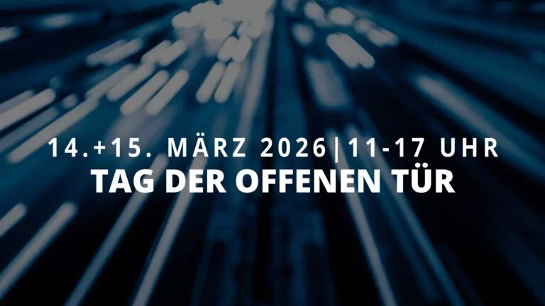 Weißer Text auf verschwommenem blauen Hintergrund kündigt an: Tag der offenen Tür März 2026 - Tag der offenen Tür am 14. und 15. März 2026, von 11 bis 17 Uhr.