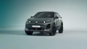 Ein grüner Citroën SUV wird in einer Studiokulisse mit weicher Beleuchtung und einem schlichten Hintergrund mit Farbverlauf gezeigt, der sein modernes Design, die schlanken Linien und den markanten Kühlergrill mit beleuchtetem Citroën-Logo hervorhebt.